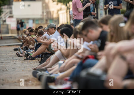 Berlin, Deutschland. 22. Juli 2016. Zahlreiche "Pokemon Go" Spieler versammelten sich in der Kuppel in Berlin, Deutschland, 22. Juli 2016. Foto: WOLFRAM KASTL/Dpa/Alamy Live-Nachrichten Stockfoto