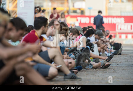 Berlin, Deutschland. 22. Juli 2016. Zahlreiche "Pokemon Go" Spieler versammelten sich in der Kuppel in Berlin, Deutschland, 22. Juli 2016. Foto: WOLFRAM KASTL/Dpa/Alamy Live-Nachrichten Stockfoto