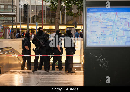 München, Deutschland. 22. Juli 2016. Dreharbeiten in München in einem Einkaufszentrum. Alle öffentlicher Verkehrsmittel wurde heruntergefahren, Polizei ab Hauptbahnhof geschlossen haben und Menschen werden angehalten und durchsucht, wie die Täter noch auf freiem Fuß ist. Bildnachweis: Georgia Chapman/Alamy Live-Nachrichten Stockfoto