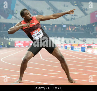 Queen Elizabeth Park, London, UK. 22. Juli 2016. London-Jubiläum-Leichtathletik. Usain Bolt (JAM) zeigt seine Gewohnheit "Lightning Bolt" nach dem Sieg der Herren 200m-Finale in der IAAF London Jubiläumsspiele 2016. Bildnachweis: Aktion Plus Sport/Alamy Live-Nachrichten Stockfoto