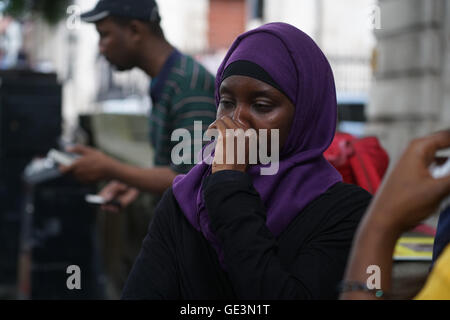 London, England, Vereinigtes Königreich. 22. Juli 2016. Tochter von Gambia Oppositionsführer Ousainou Darboe Protest vor Nigeria Botschaft Nachfrage Veröffentlichung ihres Vaters und 18 andere Jialed für eine nicht autorisierte Demonstration von nigerianischen Missionar in Gambia vor Nigeria Botschaft, London, UK. Bildnachweis: Siehe Li/Alamy Live News Stockfoto