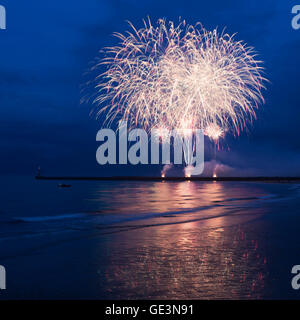 Sunderland, Vereinigtes Königreich. 22. Juli 2016. Feuerwerk kennzeichnen das Ende des Eröffnungstages der Sunderland International Airshow in Sunderland, England. Die jährliche Veranstaltung zieht bis zu 1 Million Besucher pro Jahr und seit 1988 statt. Bildnachweis: Stuart Forster/Alamy Live-Nachrichten Stockfoto