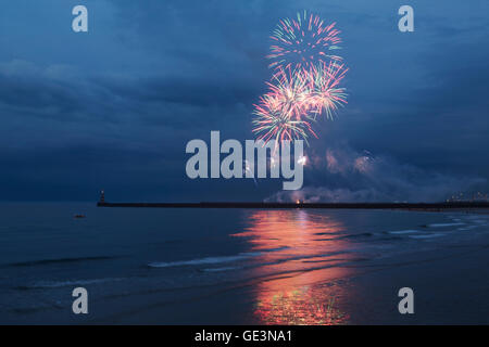 Sunderland, Vereinigtes Königreich. 22. Juli 2016. Feuerwerk kennzeichnen das Ende des Eröffnungstages der Sunderland International Airshow in Sunderland, England. Die jährliche Veranstaltung zieht bis zu 1 Million Besucher pro Jahr und seit 1988 statt. Bildnachweis: Stuart Forster/Alamy Live-Nachrichten Stockfoto