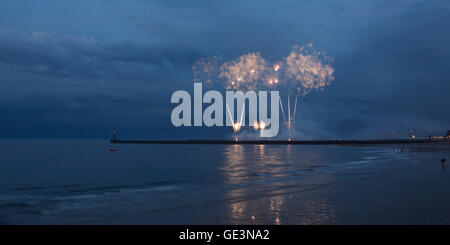 Sunderland, Vereinigtes Königreich. 22. Juli 2016. Feuerwerk kennzeichnen das Ende des Eröffnungstages der Sunderland International Airshow in Sunderland, England. Die jährliche Veranstaltung zieht bis zu 1 Million Besucher pro Jahr und seit 1988 statt. Bildnachweis: Stuart Forster/Alamy Live-Nachrichten Stockfoto