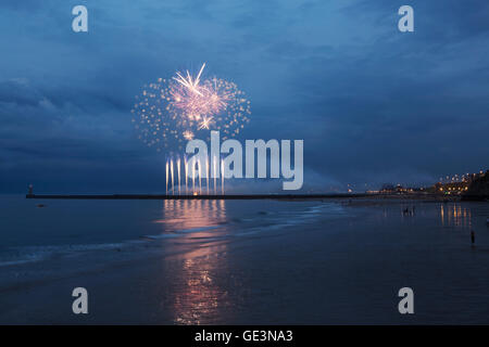 Sunderland, Vereinigtes Königreich. 22. Juli 2016. Feuerwerk kennzeichnen das Ende des Eröffnungstages der Sunderland International Airshow in Sunderland, England. Die jährliche Veranstaltung zieht bis zu 1 Million Besucher pro Jahr und seit 1988 statt. Bildnachweis: Stuart Forster/Alamy Live-Nachrichten Stockfoto