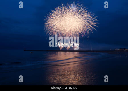 Sunderland, Vereinigtes Königreich. 22. Juli 2016. Feuerwerk kennzeichnen das Ende des Eröffnungstages der Sunderland International Airshow in Sunderland, England. Die jährliche Veranstaltung zieht bis zu 1 Million Besucher pro Jahr und seit 1988 statt. Bildnachweis: Stuart Forster/Alamy Live-Nachrichten Stockfoto