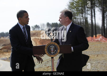 Springfield, Virginia, USA. 11. Februar 2009. Springfield, VA - 11. Februar 2009--US-Präsident Barack Obama schüttelt Hände mit Virginia Gouverneur Tim Kaine, nachdem eine Rede auf der Bau Seite, Springfield, VA, Mittwoch, 11. Februar, 2009.Credit: Aude Guerrucci - Pool über CNP © Aude Guerrucci/CNP/ZUMA Draht/Alamy Live News Stockfoto