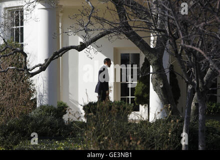 Washington, District Of Columbia, USA. 11. Februar 2009. Springfield, VA - 11. Februar 2009--US-Präsident Barack Obama geht zurück auf das Oval Office nach einer Reise auf der Baustelle von Fairfax County Parkway Connector in Springfield, VA, Washington, D.C., Mittwoch, 11. Februar, 2009.Credit: Aude Guerrucci - Pool über CNP © Aude Guerrucci/CNP/ZUMA Draht/Alamy Live News Stockfoto