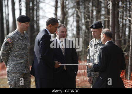 Springfield, Virginia, USA. 11. Februar 2009. Springfield, VA - 11. Februar 2009--betrachten US-Präsident Barack Obama (2 L) und Virginia Gouverneur Tim Kaine (3 L) eine Karte von der Baustelle des Fairfax County Parkway Stecker, die sie besuchen, umgeben von Oberst Jerry Blixt (L), Colonel Mark Moffatt (2R) und Direktor der North Atlantic Division von der US Armee-Korps der Ingenieure James Stuart Turkel , Dienstag, 11. Februar, Springfield, VA, 2009.Credit: Aude Guerrucci - Pool über CNP © Aude Guerrucci/CNP/ZUMA Draht/Alamy Live-Nachrichten Stockfoto