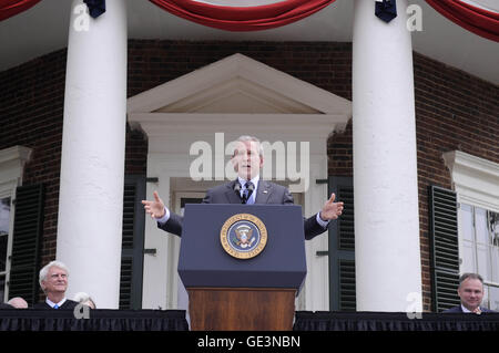 Charlottesville, Virginia, USA. 4. Juli 2008. US-Präsident George W. Bush liefert Hinweise auf einer Independence Day Feier und Einbürgerung Zeremonie in Monticello, der Heimat von Thomas Jefferson in Charlottesville, Virginia am 4. Juli 2008. Bush nahm an einer Zeremonie wo 72 ausländische Staatsbürger vereidigt-in als amerikanische Bürger waren. Blick auf von rechts ist Gouverneur Tim Kaine (Demokrat von Virginia). Bildnachweis: Kevin Dietsch/Pool über CNP © Kevin Dietsch/CNP/ZUMA Draht/Alamy Live-Nachrichten Stockfoto