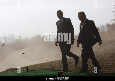 Springfield, Virginia, USA. 11. Februar 2009. Springfield, VA - 11. Februar 2009--US-Präsident Barack Obama geht mit Virginia Gouverneur Tim Kaine, nach einem Blick auf ein wütendes der Baustelle von Fairfax County Parkway Connector, Ther besuchen, Springfield, VA, Dienstag, den 11. Februar 2009.Credit: Aude Guerrucci - Pool über CNP © Aude Guerrucci/CNP/ZUMA Draht/Alamy Live News Stockfoto