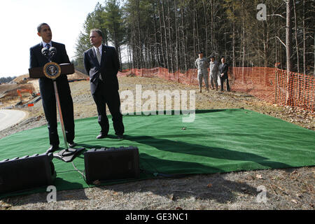 Springfield, Virginia, USA. 11. Februar 2009. Springfield, VA - 11. Februar 2009--US-Präsident Barack Obama spricht, während Virginia Gouverneur Tim Kaine während des Besuchs von Fairfax County Parkway Connector Bau Website, Springfield, VA, Mittwoch, 11. Februar, 2009.Credit hört: Aude Guerrucci - Pool über CNP © Aude Guerrucci/CNP/ZUMA Draht/Alamy Live News Stockfoto