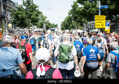 Nijmegen, Niederlande. 22. Juli 2016. Da es die weltweit größte mehrtägige Wander-Event handelt, ist die vier Tage Märsche als das Paradebeispiel von Sportlichkeit und internationalen Bindung zwischen militärischen Soldaten, Zivilisten und Frauen aus vielen verschiedenen Ländern gesehen. Der letzte Tag der marschieren Kreuze Grab, Cuijk, Overasselt und Malden. Regen, Gewitter, stammt und starke Winde, die in den Niederlanden für die kommenden Stunden erwartet erwischt die Vierdaagse-Organisatoren völlig unvorbereitet. Bildnachweis: Romy Arroyo Fernandez/Alamy Live-Nachrichten Stockfoto