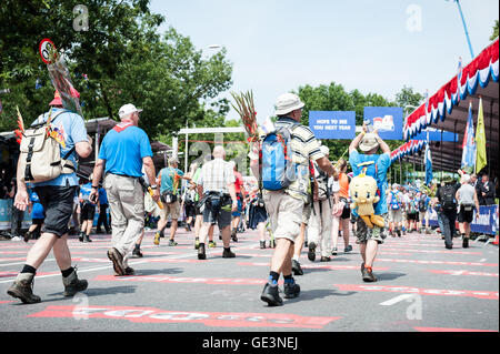 Nijmegen, Niederlande. 22. Juli 2016. Da es die weltweit größte mehrtägige Wander-Event handelt, ist die vier Tage Märsche als das Paradebeispiel von Sportlichkeit und internationalen Bindung zwischen militärischen Soldaten, Zivilisten und Frauen aus vielen verschiedenen Ländern gesehen. Der letzte Tag der marschieren Kreuze Grab, Cuijk, Overasselt und Malden. Regen, Gewitter, stammt und starke Winde, die in den Niederlanden für die kommenden Stunden erwartet erwischt die Vierdaagse-Organisatoren völlig unvorbereitet. Bildnachweis: Romy Arroyo Fernandez/Alamy Live-Nachrichten Stockfoto