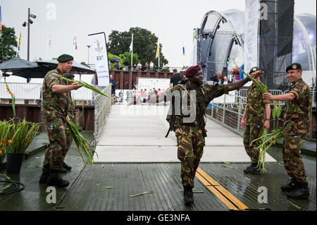 Nijmegen, Niederlande. 22. Juli 2016. Da es die weltweit größte mehrtägige Wander-Event handelt, ist die vier Tage Märsche als das Paradebeispiel von Sportlichkeit und internationalen Bindung zwischen militärischen Soldaten, Zivilisten und Frauen aus vielen verschiedenen Ländern gesehen. Der letzte Tag der marschieren Kreuze Grab, Cuijk, Overasselt und Malden. Regen, Gewitter, stammt und starke Winde, die in den Niederlanden für die kommenden Stunden erwartet erwischt die Vierdaagse-Organisatoren völlig unvorbereitet. Bildnachweis: Romy Arroyo Fernandez/Alamy Live-Nachrichten Stockfoto