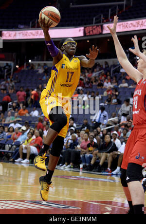 Washington, DC, USA. 22. Juli 2016. 20160722 - Los Angeles Sparks weiter Essenz CARSON (17) Laufwerke die Spur gegen die Washington Mystiker in der ersten Hälfte im Verizon Center in Washington. © Chuck Myers/ZUMA Draht/Alamy Live-Nachrichten Stockfoto