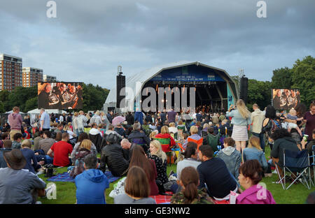 Liverpool, Vereinigtes Königreich. 22. Juli 2016. LIMF(Liverpool International Music Festival) 2016 begann mit einem kostenlosen Festival in Liverpools Sefton Park am Freitagabend, 22. Juli 2016. Das Royal Liverpool Philharmonic Orchestra behandelt die Festivalbesucher mit klassischen Filmmusiken sowie Musik von den Beatles und anderen lokalen Bands. Bildnachweis: Pak Hung Chan/Alamy Live-Nachrichten Stockfoto