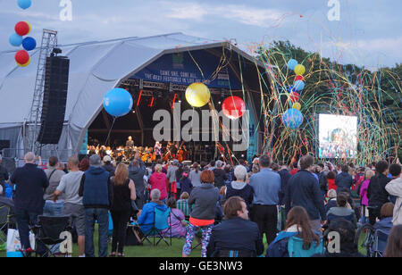 Liverpool, Vereinigtes Königreich. 22. Juli 2016. LIMF(Liverpool International Music Festival) 2016 begann mit einem kostenlosen Festival in Liverpools Sefton Park am Freitagabend, 22. Juli 2016. Das Royal Liverpool Philharmonic Orchestra behandelt die Festivalbesucher mit klassischen Filmmusiken sowie Musik von den Beatles und anderen lokalen Bands. Bildnachweis: Pak Hung Chan/Alamy Live-Nachrichten Stockfoto