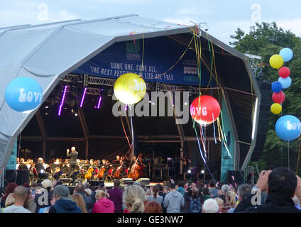 Liverpool, Vereinigtes Königreich. 22. Juli 2016. LIMF(Liverpool International Music Festival) 2016 begann mit einem kostenlosen Festival in Liverpools Sefton Park am Freitagabend, 22. Juli 2016. Das Royal Liverpool Philharmonic Orchestra behandelt die Festivalbesucher mit klassischen Filmmusiken sowie Musik von den Beatles und anderen lokalen Bands. Bildnachweis: Pak Hung Chan/Alamy Live-Nachrichten Stockfoto