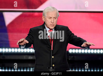 Cleveland, USA. 21. Juli 2016. Fran Tarkenton, ehemaliger NFL-Quarterback, Medien-Persönlichkeit und Geschäftsmann macht Bemerkungen bei der Republican National Convention 2016 im Quicken Loans Arena in Cleveland, Ohio am Donnerstag, 21. Juli 2016 statt. Bildnachweis: Ron Sachs/CNP (Einschränkung: NO New York oder New Jersey Zeitungen oder Zeitschriften in einem Umkreis von 75 Meilen von New York City) © Dpa/Alamy Live-Nachrichten Stockfoto