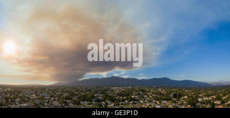 San Gabriel, Kalifornien, USA. 22. Juli 2016. Super große Rauch durch wildes Feuer in der Nähe von Hollywood über San Gabriel Mountains am 22. Juli 2016 Credit: Chon Kit Leong/Alamy Live News Stockfoto