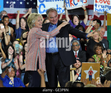 22. Juli 2016 - (Foto) - demokratischen Präsidentschaftskandidaten Hillary Clinton nimmt Virginia Senator Tim Kaine für Vize-Präsidenten für die Vizepräsidentschaft. Bild: 14. Juli 2016 - Annandale, Virginia, USA - demokratischen Präsidentschaftskandidaten HILLARY CLINTON und US-Senator TIM KAINE bei einer Kampagne Veranstaltung in Northern Virginia Community College. © Tina Fultz/ZUMA Draht/Alamy Live-Nachrichten Stockfoto