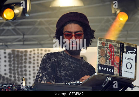 Düsseldorf, Deutschland. 22. Juli 2016. Noah Becker, Sohn von Tennislegende Boris Becker, DJ'ing auf den Fashion-Shows die neue Streetwear-Messe "Streetstyle@Galerie" in Düsseldorf, Deutschland, 22. Juli 2016. Foto: Horst Ossinger, Dpa/Alamy Live-Nachrichten Stockfoto