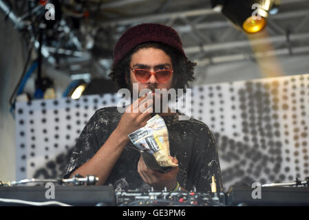 Düsseldorf, Deutschland. 22. Juli 2016. Noah Becker, Sohn von Tennislegende Boris Becker, DJ'ing auf den Fashion-Shows die neue Streetwear-Messe "Streetstyle@Galerie" in Düsseldorf, Deutschland, 22. Juli 2016. Foto: Horst Ossinger, Dpa/Alamy Live-Nachrichten Stockfoto