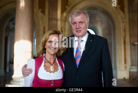 Der Bayerische Ministerpräsident Horst Seehofer Bayerischer Ministerpräsident Horst Seehofer (CSU) und seiner Frau Karin stellen an der Rezeption für die Helfer in der jüngsten Flut-Katastrophe in Bayern im neuen Schloss Schleißheim in Oberschleißheim, Deutschland, 21. Juli 2016. Foto: Matthias Balk/dpa Stockfoto