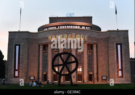 Berlin, Deutschland. 21. Juli 2016. Die beleuchtete Fassade der Jugendtheater am Abend in Berlin, Deutschland, 21. Juli 2016. Foto: Jens Kalaene/Dpa/Alamy Live News Stockfoto