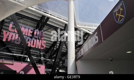 London, UK. 23. Juli 2016. Ein Schild mit der Aufschrift "Kommen auf Sie Eisen" hängt in einem der Eingänge mit West Ham-Abzeichen. Jubiläumsspiele. London-Diamant-Liga. Olympia-Stadion. Queen Elizabeth Olympic Park. Stratford. London. VEREINIGTES KÖNIGREICH. 23.07.2016. Bildnachweis: Sport In Bilder/Alamy Live-Nachrichten Stockfoto