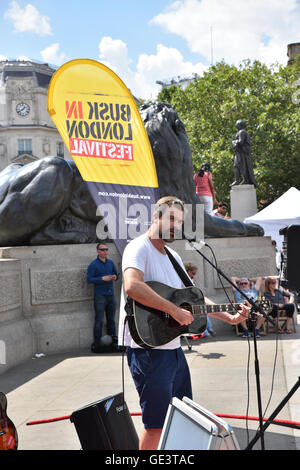 Trafalgar Square, London, UK. 23. Juli 2016. Busk London Festival in Trafalgar Quadrat Credit: Matthew Chattle/Alamy Live News Stockfoto