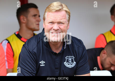 Oakwell, Barnsley, UK. 23. Juli 2016. Vorsaison-freundlich. Barnsley gegen Everton. Evertons neuen Trainer Ronald Koeman Credit: Action Plus Sport/Alamy Live News Stockfoto