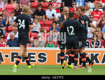 Oakwell, Barnsley, UK. 23. Juli 2016. Vorsaison Fußball Freundschaftsspiel. Barnsley gegen Everton. Everton Kevin Mirallas feiert sein Tor mit Teamkollegen Credit: Action Plus Sport/Alamy Live News Stockfoto