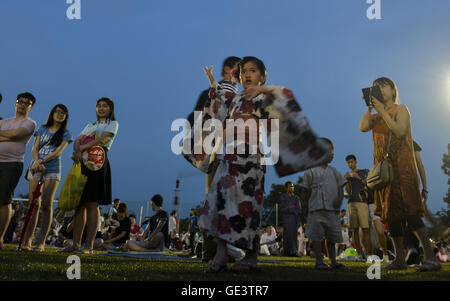 Shah Alam, Selangor, Malaysia. 23. Juli 2016. Ein japanisches Mädchen leben in Malaysia tragen traditionelle Yukatas führen einen Tanz während der 40. Bon Odori Festival in Shah Alam, Malaysia. Teilnehmer, meist japanischen Bewohner in Malaysia, gekleidet in traditionellen Yukata und Happi feierten das Sommerfest als Erinnerung an die Dankbarkeit ihrer Vorfahren. © Kepy/ZUMA Draht/Alamy Live-Nachrichten Stockfoto