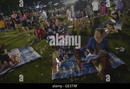 Shah Alam, Selangor, Malaysia. 23. Juli 2016. Japanische Mädchen trägt einen traditionellen Yukatas spielen Luftblasen während der 40. Bon Odori Festival in Shah Alam, Malaysia. Teilnehmer, meist japanischen Bewohner in Malaysia, gekleidet in traditionellen Yukata und Happi feierten das Sommerfest als Erinnerung an die Dankbarkeit ihrer Vorfahren. © Kepy/ZUMA Draht/Alamy Live-Nachrichten Stockfoto