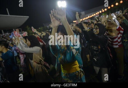 Shah Alam, Selangor, Malaysia. 23. Juli 2016. Eine malaysische Mädchen trägt einen traditionellen Yukatas führen einen Tanz während der 40. Bon Odori Festival in Shah Alam, Malaysia. Teilnehmer, meist japanischen Bewohner in Malaysia, gekleidet in traditionellen Yukata und Happi feierten das Sommerfest als Erinnerung an die Dankbarkeit ihrer Vorfahren. © Kepy/ZUMA Draht/Alamy Live-Nachrichten Stockfoto