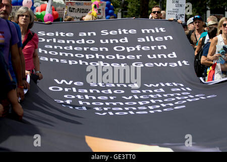 Berlin, Deutschland. 23. Juli 2016. Berlin Pride / Christopher Street Day zeigte seine Unterstützung für die Opfer der jüngsten Morde in einem Nachtclub in Orlando Credit: Craig Redmond/Alamy Live News Stockfoto