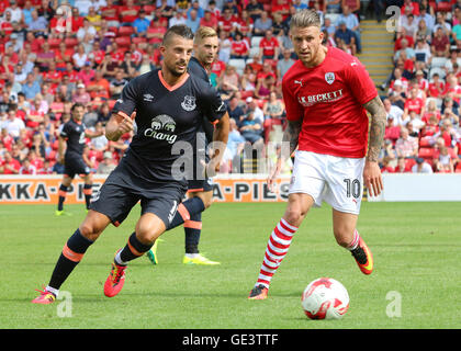 Oakwell, Barnsley, UK. 23. Juli 2016. Vorsaison Fußball Freundschaftsspiel. Barnsley gegen Everton. Everton Kevin Mirallas jagt die lockere Kugel Credit: Action Plus Sport/Alamy Live News Stockfoto