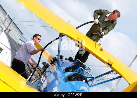 Shobdon Flugplatz, Herefordshire, UK - Juli 2016 - Jahrgang 1943 Boeing E75 Stearman Kaydet flog Langlauf und Herefordshire von seiner Heimatbasis in Compton Abbas in Dorset besichtigt. Sehen Sie hier auf Treibstoff für den Rückflug. Stockfoto