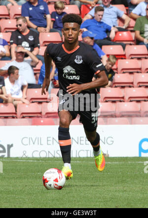 Oakwell, Barnsley, UK. 23. Juli 2016. Vorsaison Fußball Freundschaftsspiel. Barnsley gegen Everton. Everton Mason Holgate Credit: Action Plus Sport/Alamy Live News Stockfoto