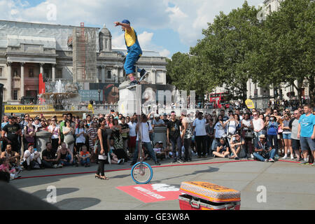 London UK 23. Juli 2016. Um International als Straßenmusikant Feiern eingeladen Tag Trafalgar Square viele Straßenmusikanten durchzuführen, sowie Gaukler Zauberer und die Besetzung von Stomp@Paul Quezada-Neiman/Alamy Live News Stockfoto