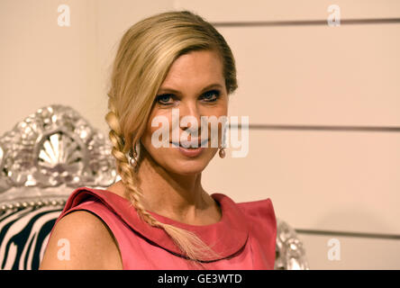 Düsseldorf, Deutschland. 22. Juli 2016. Desinger Prinzessin Maja von Hohenzollern präsentiert ihren Hut und Fascinator Kollektion "Urban Prinzessin" auf "Datum Accessoires - Messe" Messe in Düsseldorf, Deutschland, 22. Juli 2016. Foto: Horst Ossinger, Dpa/Alamy Live-Nachrichten Stockfoto