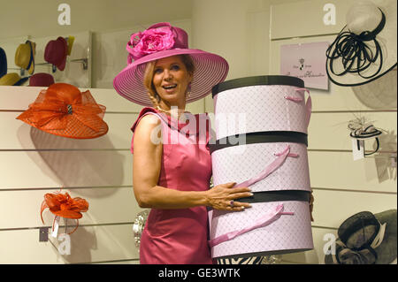 Düsseldorf, Deutschland. 22. Juli 2016. Desinger Prinzessin Maja von Hohenzollern präsentiert ihren Hut und Fascinator Kollektion "Urban Prinzessin" auf "Datum Accessoires - Messe" Messe in Düsseldorf, Deutschland, 22. Juli 2016. Foto: Horst Ossinger, Dpa/Alamy Live-Nachrichten Stockfoto