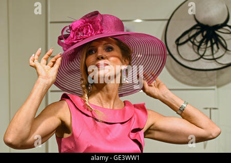 Düsseldorf, Deutschland. 22. Juli 2016. Desinger Prinzessin Maja von Hohenzollern präsentiert ihren Hut und Fascinator Kollektion "Urban Prinzessin" auf "Datum Accessoires - Messe" Messe in Düsseldorf, Deutschland, 22. Juli 2016. Foto: Horst Ossinger, Dpa/Alamy Live-Nachrichten Stockfoto