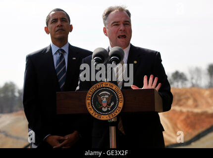 Springfield, VA - 11. Februar 2009--Virginia Gouverneur Tim Kaine spricht, während US-Präsident Barack Obama auf der Baustelle von Fairfax County Parkway Connector, Mittwoch, Springfield, VA, 11 Februar, 2009.Credit hört: Aude Guerrucci - Pool über CNP - Draht-Dienst - Stockfoto