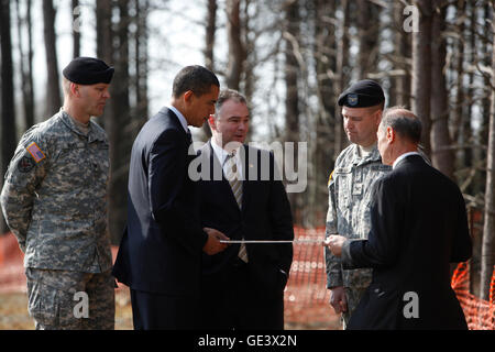 Springfield, VA - 11. Februar 2009--betrachten US-Präsident Barack Obama (2 L) und Virginia Gouverneur Tim Kaine (3 L) eine Karte von der Baustelle des Fairfax County Parkway Stecker, die sie besuchen, umgeben von Oberst Jerry Blixt (L), Colonel Mark Moffatt (2R) und Direktor der North Atlantic Division von der US Armee-Korps der Ingenieure James Stuart Turkel , Dienstag, 11. Februar, Springfield, VA, 2009.Credit: Aude Guerrucci - Pool über CNP - kein Draht-Dienst - Stockfoto