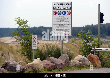 Welzow, Deutschland. 21. Juli 2016. Ein Schild steht, dass "Achtung Betreten Verboten Lebensgefahr" (lt. "Aufmerksamkeit Betreten verboten Gefahr") steht am Rande der offenen Grube die Tagebau-Mine in Welzow Süd Braunkohle Bergwerk in Welzow, Deutschland, 21. Juli 2016. Foto: Maurizio Gambarini/Dpa/Alamy Live News Stockfoto