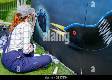 Bristol, UK, 23. Juli 2016. Ein Künstler ist in South Street Park Bedminster abgebildet, wie sie beginnt, ihre Kunst für das Festival zu schaffen. Upfest ist Europas größtes urban Arts Festival und ist jetzt in seinem achten Jahr. © Lynchpics/Alamy Live News Bildnachweis: Lynchpics/Alamy Live-Nachrichten Stockfoto