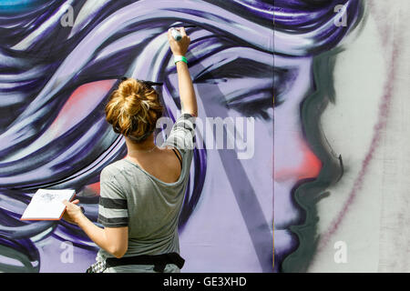 Bristol, UK, 23. Juli 2016. Ein Künstler ist in South Street Park Bedminster abgebildet, wie sie beginnt, ihre Kunst für das Festival zu schaffen. Upfest ist Europas größtes urban Arts Festival und ist jetzt in seinem achten Jahr. Bildnachweis: Lynchpics/Alamy Live-Nachrichten Stockfoto